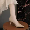 Klänningskor Eleganta klassiska kvinnliga pumpar för kvinnligt äkta lädermedium Hälta damer Fashion White Naken High Heels Office