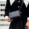 Rechte, echt leer geweven damestas mini Trend Knoop Schouderriem Crossbody Modieus en eenvoudig klein vierkant