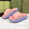 Nya designer Sandaler Summer Men Women Shoes Shaped Multicolor Flora Gjuten fotbädd i svart tonalt gummisula med präglad vid yttre sido 240223