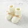 Born Baby Shoes Guanti Set Handmade Infant Boy Girl Stivali Guanti lavorati a maglia Moda Bow Bambino Accessori di abbigliamento per bambini 018M 240126