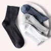 Calcetines para hombres 5 pares de tubo medio grueso hombres color sólido otoño e invierno negro negocios sudor-absorción deportes transpirables