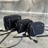 Leichte Kameratasche aus Nylon. Stilvolle Umhängetaschen für Herbst und Winter
