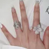 2024 INS TOP SPRZEDAŻ WEDNI OBRONY Luksusowa biżuteria 925 SREBRI SREBRNA PAVE White Sapphire CZ Diamond Stones Party Women Wedding Otwarty regulowany pierścień kwiatowy Prezent