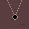 Designer Jewelrys Van Clover Neckalce Cleef Four Leaf Clover Necklaces for woman chains 18K Gold Plated Valentines Day engagement ornaments suitable for women and g