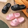 Pantoufles chaussures pour hommes 36-45 décontracté Simple dessin animé mignon sandales pour femmes confortables tongs sans odeur salle de bain Couple
