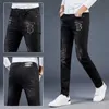 Mäns jeansdesigner 2021 broderade heta diamant jeans herrar casual smal fit byxor koreanska mode svart m8ib