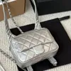 Tendência retrô e alta qualidade Bolsa de designer com design de corrente retrô rômbico brilhante metálico mochila de couro bolsas de ombro femininas clássicas pretas.