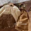 Set di abbigliamento 2024 Autunno e inverno Abbigliamento per bambini Ragazze Maglia per bambino Maglia Camicia Pantaloncini Set da 3 pezzi Bambino carino francese ricamato 2-8 anni