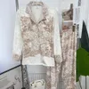 Sonbahar ve Kış Yeni Altın Velvet Pijamalar Kadınlar Uzun Kollu Süt Köpek Tiger Mürekkep Ev Öfkesi Yumuşak ve Rahat