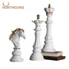 Northeuins Resin Chess Pieces Board Gamesアクセサリーインテリアホームデコレーションチェスマン彫刻のためのレトロ美学の装飾240123