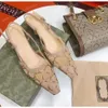 Mode-Sandalen mit niedrigem Absatz, sexy Gaze-Strass-Dekoration, Kattun-Damen-Kleid-Schuhe, Luxus-Designer-Party, kleiner quadratischer Kopf, Kitten-Heel-Rückenriemen-Sandale