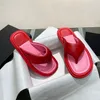 Tasarımcı ayakkabıları kadın tutam ayak parmağı flip flop terlikleri moda duş yumuşak taban peep ayak parmağı terlik lüks deri açık havada düz dip plaj terlikleri boyut 35-41
