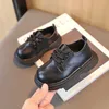 Sapatos de couro para crianças da primavera iluminista de luz infantil sapatos casuais elegantes marrom preto 21-30 Escola de moda meninos sapato 240119