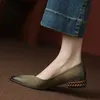 Модельные туфли. Цветные женские туфли с острым носком и мелким вырезом во французском стиле. Новые весенние туфли из мягкой кожи на удобном низком толстом каблуке