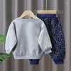 Kläder set lapptäcke o-hals tröja barn outfit koreansk långärmad pullover toppar pojkar passar tryck jogger tröjor barn 2 bit