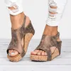 Модельные туфли, 2024 г., женские сандалии на танкетке с заклепками, одна линия, пряжка, открытый носок, пляжная платформа, Zapatos De Mujer
