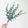 Flores decorativas 6 Pçs/lote Folhas de Eucalipto Artificial Verde Falso Ramos de Plantas Para Festa de Casamento Ao Ar Livre Decoração de Mesa de Jardim de Casa