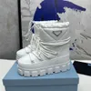 Nylon Gabardine Apres Ski Boots Shearling Shoes 여성 부츠 상단 드로우 스트링 이동식 패딩 파일 라이닝 에나멜 금속 삼각형 부티 두꺼운 짧은 갈색