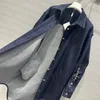Giacca da donna di design Polsini con risvolto Decorazione a catena Blu lavato Giacca da camicia di jeans lunga semplice e sottile da uomo e da donna