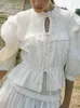 Kvinnors blusar vintage damer ruffles trim o-hals blus 2024 franska kvinnor kort puffhylsa snörning elegant vit veckad skjorta topp