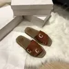 Kvinnors sandaler designer sommarskor mulor fluffig platt mule glider lätt solbränna beige vit svart rosa spets bokstäver tyg fuzzy päls canvas tofflor designer kvinnor