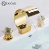 Torneiras de pia do banheiro de luxo conjunto de torneira de bacia de ouro com punho de cristal duplo frio e misturador cachoeira saída de água guindaste torneira