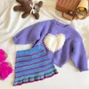 Kläder sätter barn 2024 Autumn Winter Set Fashionable Korean Style Girls Purple Love Sweater randig stickad kjol Två bit