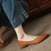 Модельные туфли. Цветные женские туфли с острым носком и мелким вырезом во французском стиле. Новые весенние туфли из мягкой кожи на удобном низком толстом каблуке