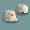 Bollkåpor plattbrimmad hatt kort grim baseball cap broderi hattar för kvinnor män utomhus ridning visir avslappnad snapback gorras