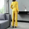 Pantaloni a due pezzi da donna Giacca gialla Abiti da donna Completi Blazer Pantaloni da donna 2 pezzi Collo a scialle in raso lucido con cintura doppia