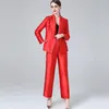 Pantalon de deux pièces pour femmes Veste rouge Costumes pour femmes Ensembles Blazer Pantalons Dames 2 pièces Collier châle en satin brillant avec ceinture double