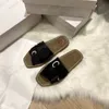 Bayan Sandallar Tasarımcı Yaz Ayakkabıları Katırlar Kabarık Düz Mule Slaytlar Açık Tenli Bej Beyaz Siyah Pembe Dantelli Yazı Kumaş Bulanık Kürk Tuval Terlik Tasarımcı Kadın