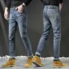 Dżinsy męskie dżinsy Designer jeansowy jesień i zima nowe dżinsy męska jakość Slim Fit Małe stóp długie spodnie moda LWH1995
