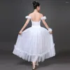 Scenen bär en flytande vit eller rosa balett mjuk gasväv lång klänning för kvinnor flickor