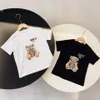 Designer baby barn t-shirts småbarn balck vita toppar tees tryck halva t skjortor ungdomar pojkar flickor casual streetwear kläder kläder