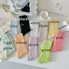 Calcetines de mujer Color caramelo Vintage algodón tubo medio letras deportivas estampado plisado pila tiras verticales Casual