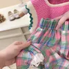 Set di abbigliamento HTSU BABY Ragazze coreane Abiti dolci Estate Bambini Lavorato a maglia Canotta colorata Canotta scozzese Pantaloncini con boccioli di fiori Set di due pezzi per bambini