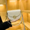 홍콩 정품 가죽 여성의 새로운 트렌디 한 작은 반쪽 라운드 싱글 어깨 크로스 바디 안장 가방 2024 78% 상점 도매.
