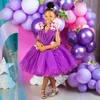 Robes de demoiselle d'honneur violettes courtes longueur genou pour mariage, col en V, en tulle à plusieurs niveaux, fleurs colorées décorées, robes de fête d'anniversaire pour petits enfants, robes scintillantes NF084