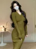 Casual klänningar vintage stickad tröja långärmad midi för kvinnor smal koreansk elegant grön knapp v hals bodycon klänning hösten 2024
