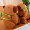 Lindo capibara con mochila juguetes de peluche sentado encantadores animales de dibujos animados muñecos de peluche regalo de vacaciones decoración del hogar sofá almohadas de felpa 240202