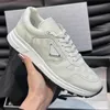 Zapatos casuales de diseñador para hombre, zapatillas Rhyton, zapatos de skate para hombre, zapatos de cuero a rayas rojas y verdes, zapatos de papá con rayas bordadas, zapatillas de lujo de diseñador en blanco y negro