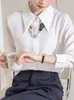 Blusas femininas qoerlin 2024 mulheres blusa de cetim coreano moda lapela cachecol manga longa camisas brancas single-breasted topos elegante escritório