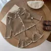 Kläderuppsättningar 2024 Autumn Baby Long Sleeve Clothes Set Cute Spädbarn LAPEL Sticked Cardigan FLAGE PANTS 2PCS Suit Ins Girls