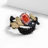 Anelli a grappolo Squisito anello con piume in oro nero per feste da donna con zirconi rossi intarsiati di alta qualità