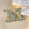 Brosches mode kristall strass bokstäver m emalj imitation pärlor kvinnor barock alfabet initial stift bröllop smycken brosch