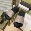 Designer-Gummipantoffeln, Sandalen mit floralem Brokat-Motiv, Damen-Slipper mit Perlenschlangenmuster, flache Böden, Flip-Flops, modische, gestreifte Strandpantoffeln für Damen