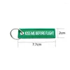 Keychains 200st/Lot Mini Kiss Me Innan flygvävt nyckelring Special Bagage Tag Label Red Chain Keychain for Aviation Gifts