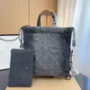 Sac à dos en denim de lavage pour femmes de créateur avec poignée supérieure 30x35cm Matériel argenté Chaîne en matelasse Treillis de diamant Grand sac à main à bandoulière avec sac à main à fermeture éclair