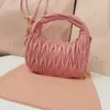 Mui mui Bag Umhängetaschen Mui Bag Frauen Handtasche Designer pinkes Schulter -Unterarm Schwarzer Lämmerungswaschtasche Richtige Version Hochqualität 907